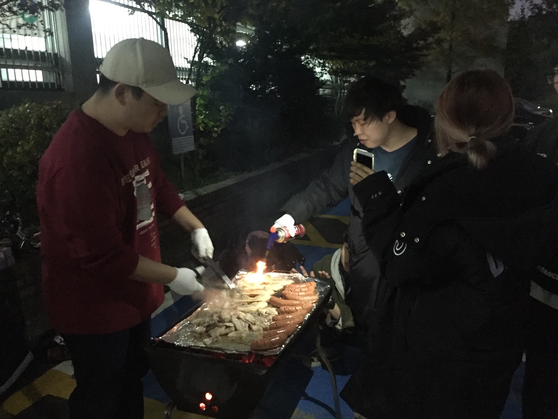 3고기굽는 임원.jpg