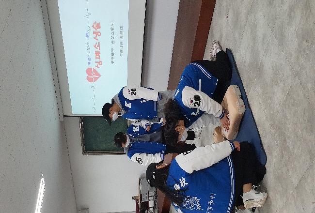 심폐소생술 교육을 받고 있는 군사학과 학생들