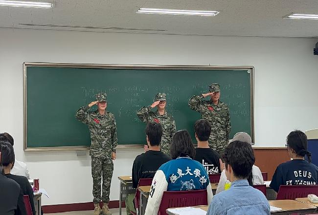 20학번 선배들 임관 후 학교 방문