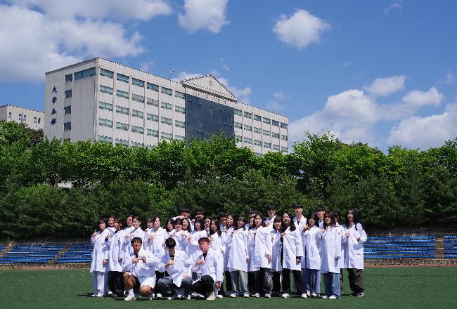 24학번 신입생 실습복 기념사진 촬영
