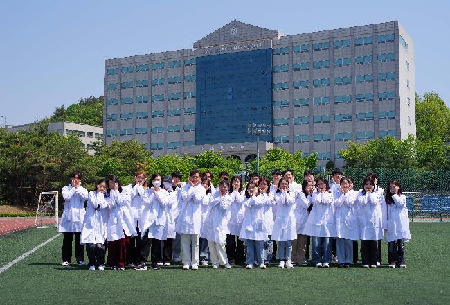 극동대학교 25학번 임상병리학과 실습복 사진.JPG