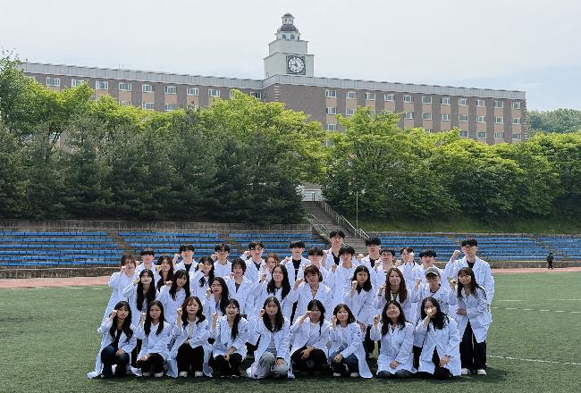 극동대학교 임상병리학과 26학번 실습복 사진.jpg