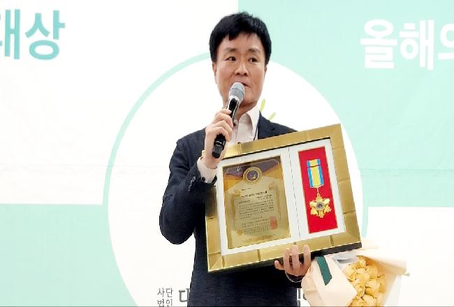 제 12회 올해의 사회공헌대상 문화예술부분수상 -박덕상교수님