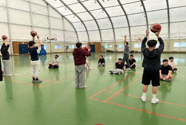 농구실기 수업(스트레칭과 볼핸들링)