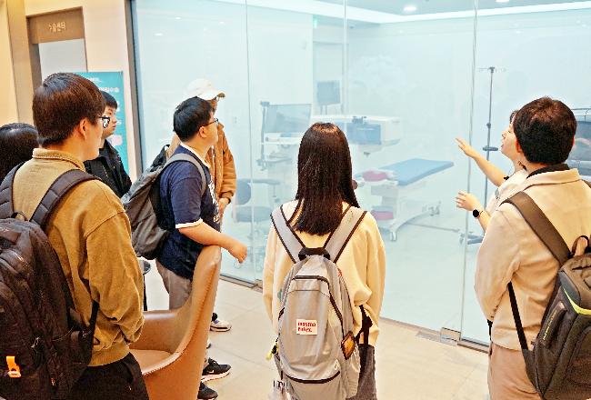 퍼스트 안과 견학 3.jpg